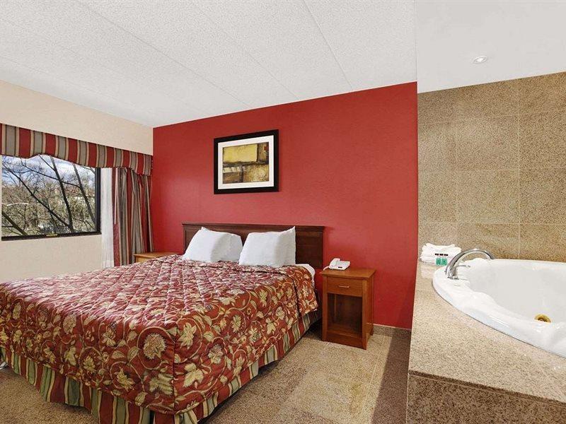 Ramada By Wyndham East Orange Hotell Exteriör bild